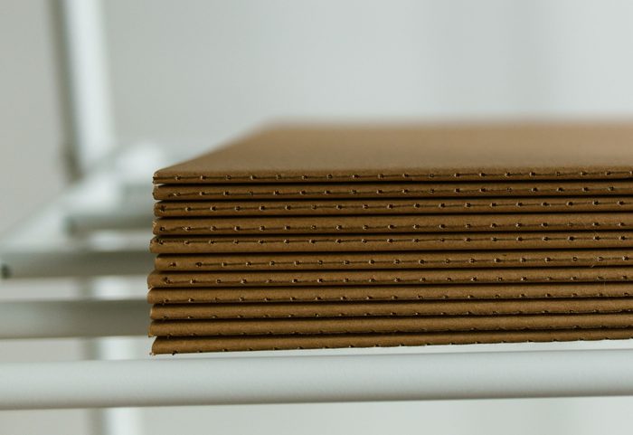 Wellpappe-Display wird von Hand aufgerichtet (Illustrationsfoto)